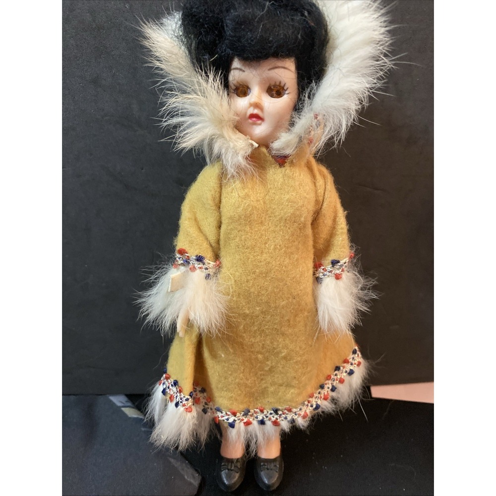 Vintage ARCO Gasoline 1970's Dolls of the World ESKIMO Alaskan Nice A1